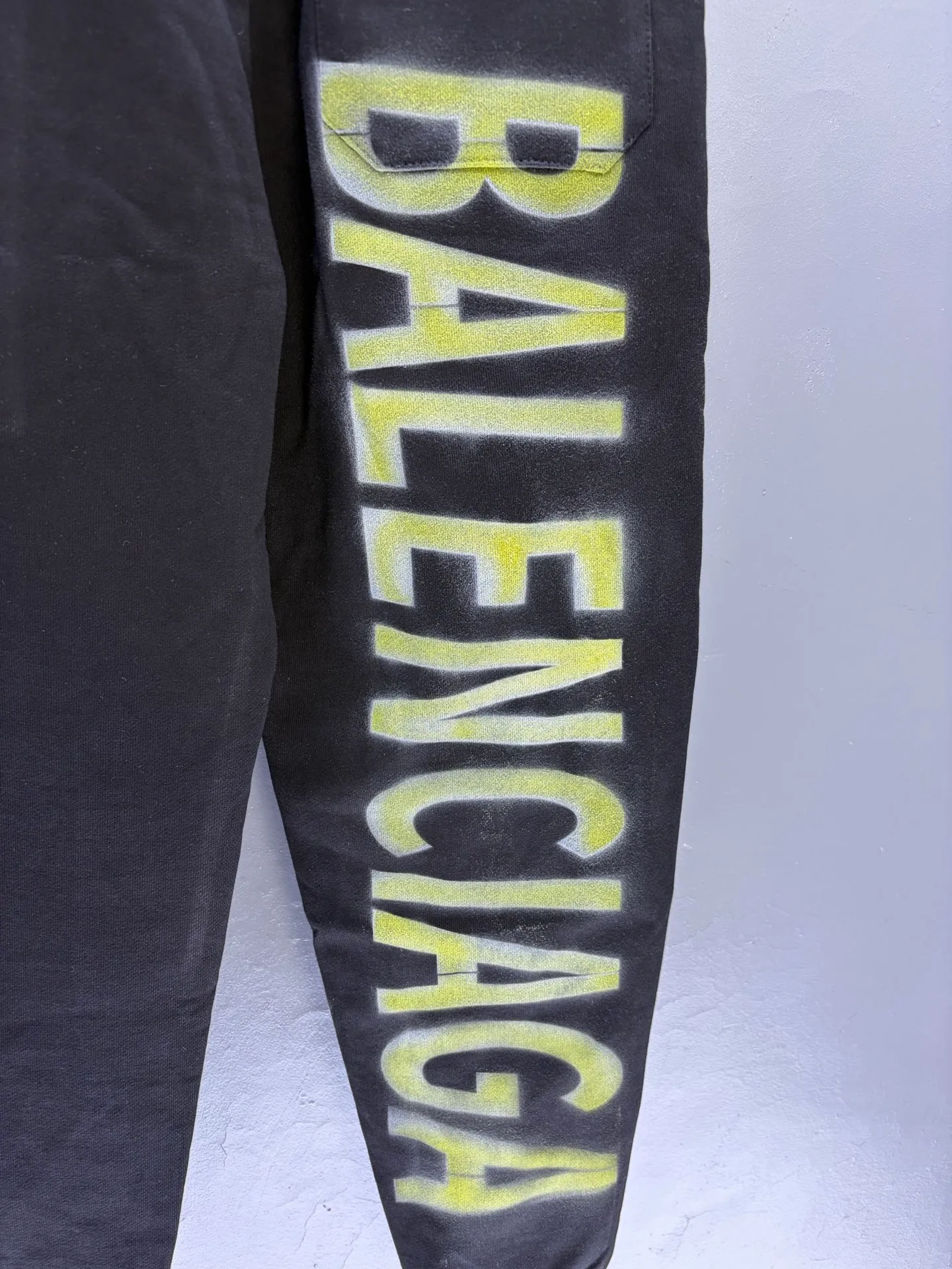P125✨🔥 [Balenciaga] 2026 Autumn and Winter New Arrival Printed Letters Trousers and Sweatpants Premium Pure Cotton Double-Ply 400g Heavy Terry Cloth Fabric Color: Black Size: S M L XL 2XL